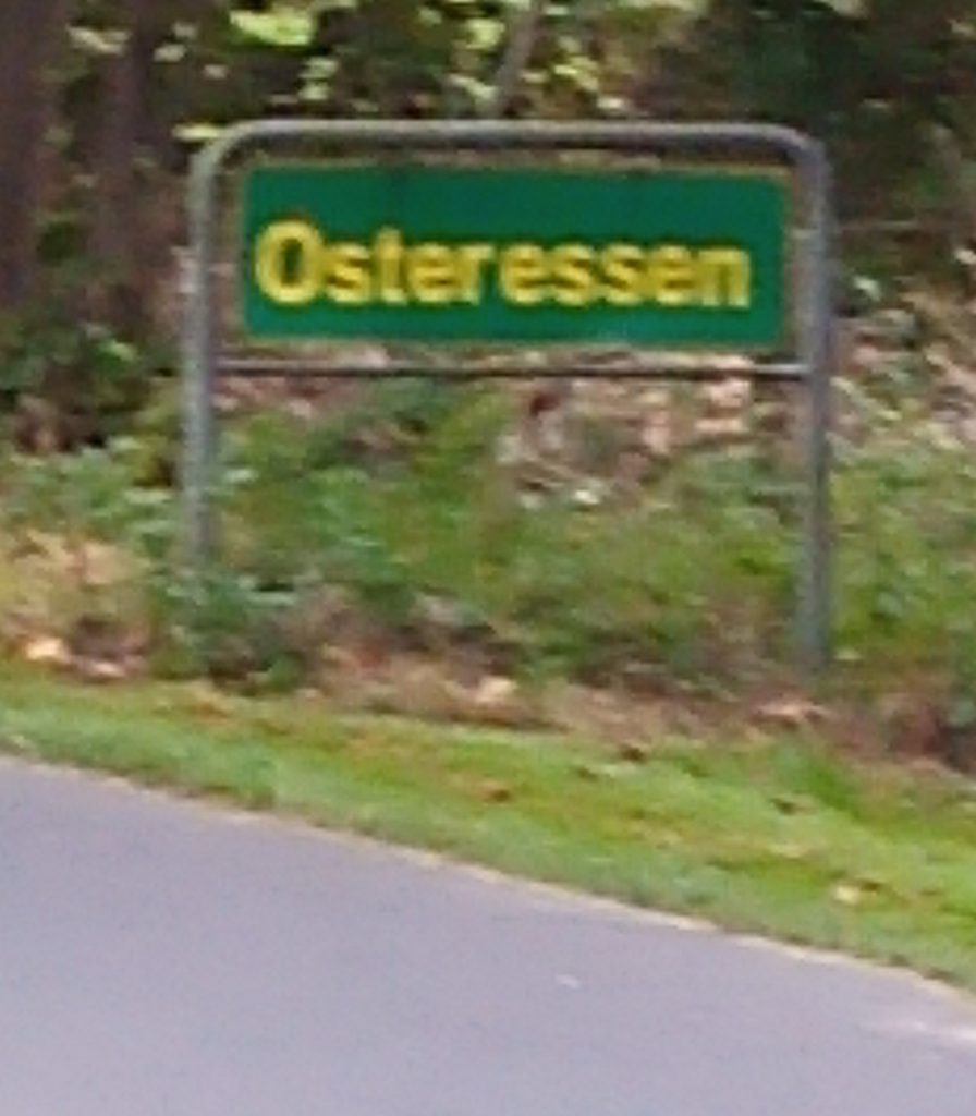 Grünses Ortsschild mit der Aufschrift "Osteressen"